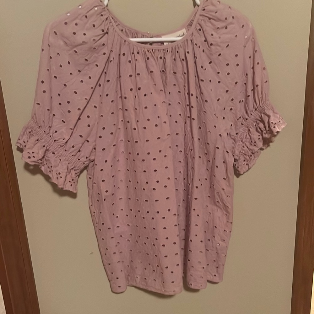 Universal thread eyelet top